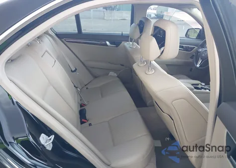 2013 Mercedes-Benz C 300 Luxury 4Matic/Sport 4Matic z USA, uszkodzony, nr VIN WDDGF8AB7DR249298